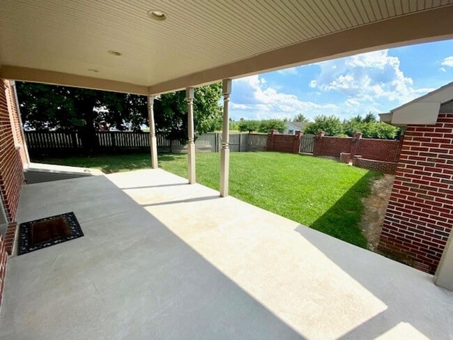 Building Photo - JUST REDUCED!!  Gorgeous 3 Bedroom Renovat...