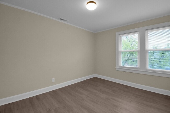 Building Photo - Stylishly Renovated 4 Bed, 2 Bath Single-F...