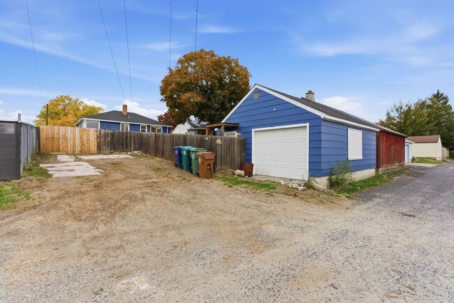 Building Photo - Charming 4 Bed, 2 Bath w/ Garage! *SPECIAL...
