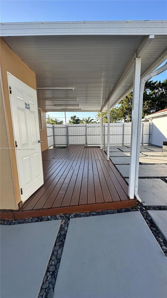 Building Photo - 340 SW 78th Ave