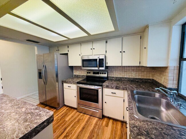 Building Photo - 2 Bedroom 2 bathroom home for Rent in Weeki Wachee FL!