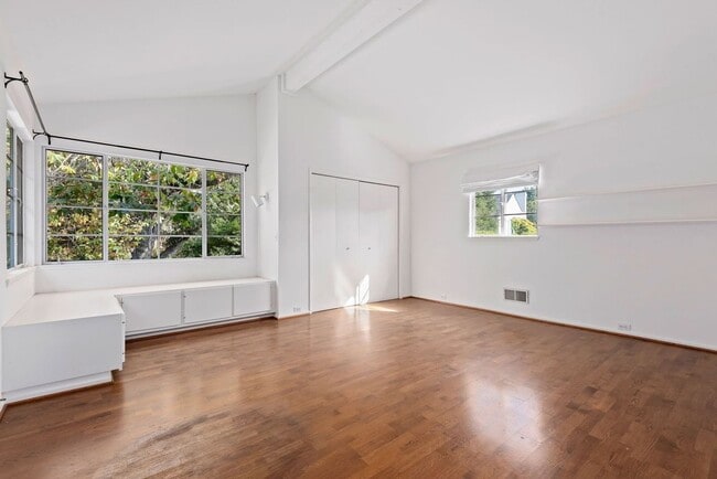 Building Photo - Located in the MUS - Unfurnished Serene El Bosque Home Available November