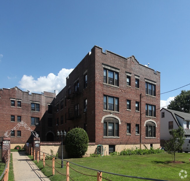Building Photo - 148 Pine St