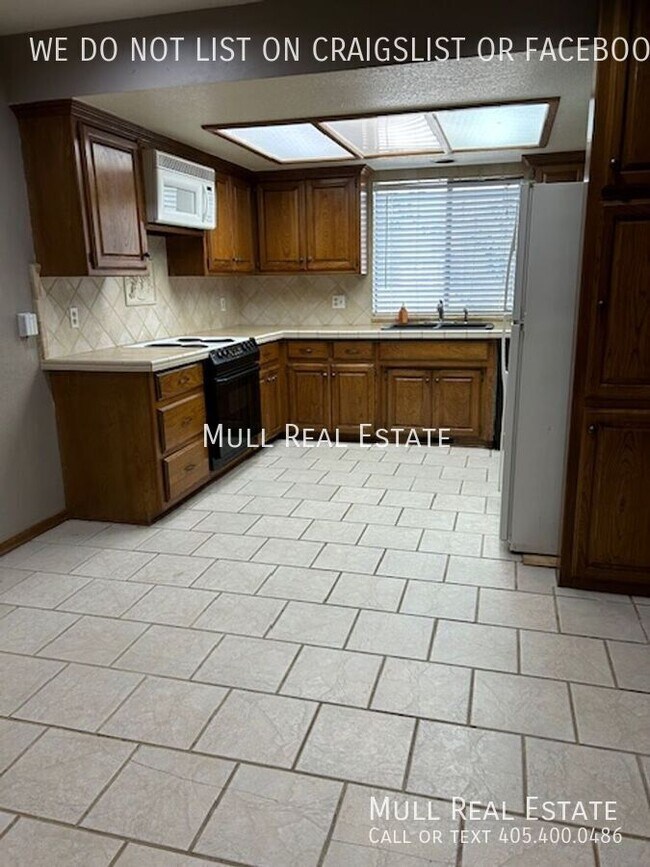 Building Photo - 2824 Silvertree Dr