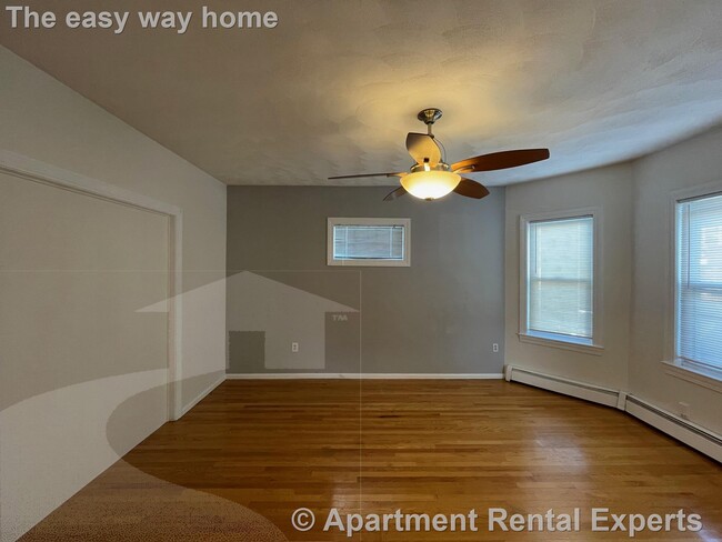 Building Photo - Medford Sq 3 Bedroom - Recently renovated