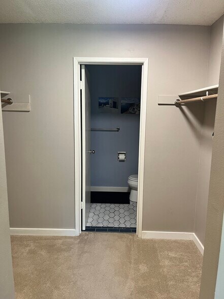 Building Photo - 6745 SW Scholls Ferry Rd