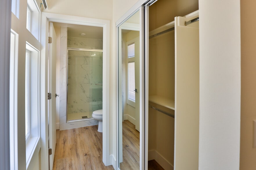 Building Photo - 1426 W 27th St