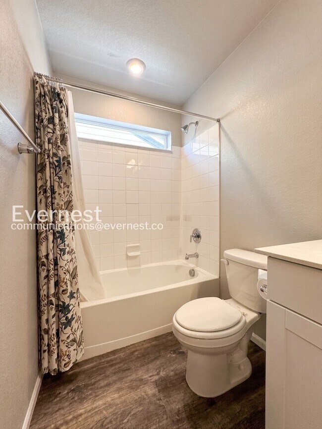 Building Photo - 3 Bed/2.5 Bath Townhome with Garage / Available Now!
