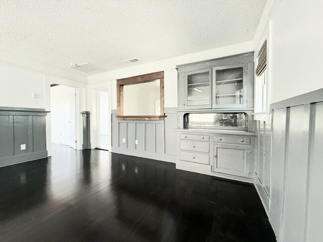 Building Photo - 1661 W 36th Pl
