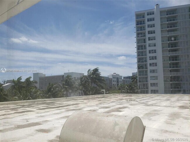 Building Photo - 1000 West Ave