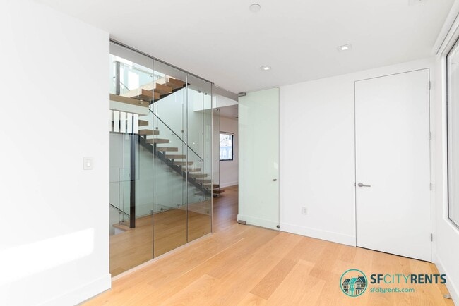 Building Photo - Marina: Remodeled Light-Filled Top-Floor Marina Condo with Private Roof Deck