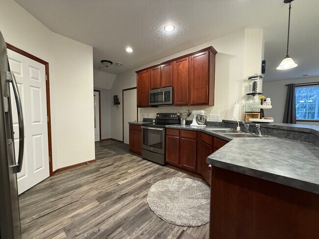 Building Photo - Great 3BR/2BA End Unit Elk River Townhome Available June!