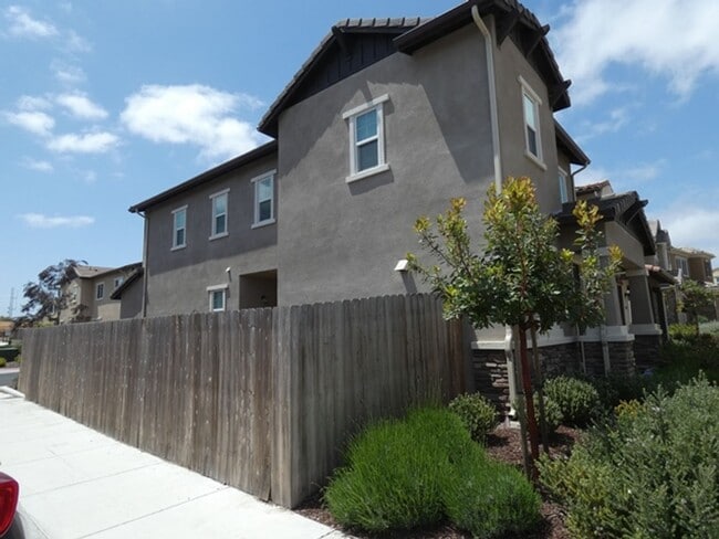 Building Photo - Fabulous Newer Home in Gated Santa Maria Community