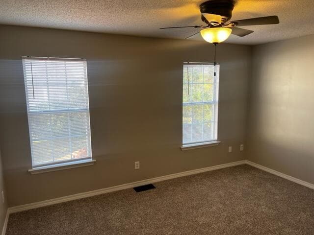 Building Photo - "Charming 2-Bedroom Townhouse with 2.5 Bat...