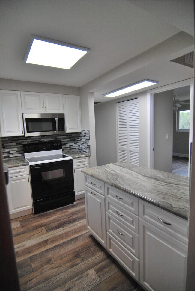 Building Photo - 729 Lori Dr