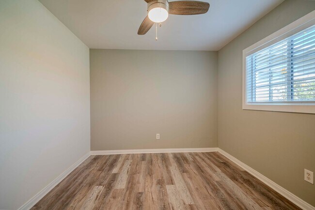 Building Photo - 679 Center St