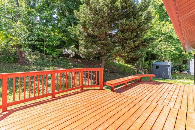 Building Photo - Charming 3+ BR single family home available now