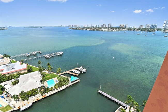 Building Photo - 2650 Lake Shore Dr