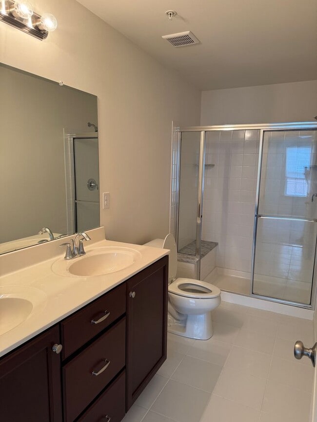 Building Photo - Beautiful Penn Square Townhome in Lansdale...