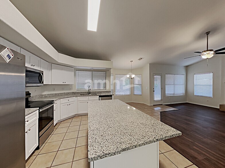 Building Photo - 12723 W Edgemont Ave