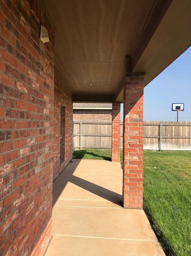Building Photo - Located in HERITAGE HILLS !!! 2016 Built, ...