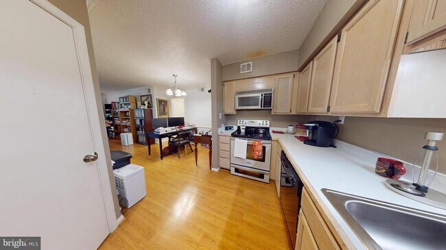 Building Photo - 3101 Patrick Henry Dr