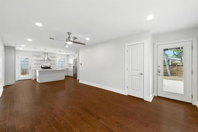 Building Photo - 1110 W Oltorf St