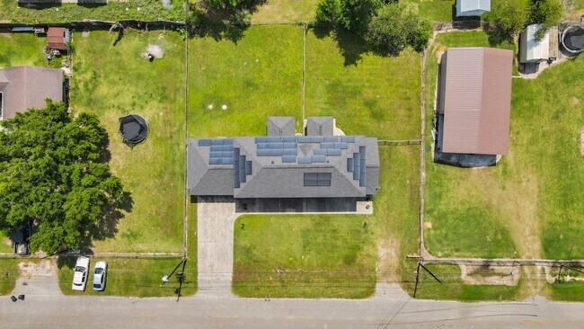Building Photo - 17018 Water Oak Dr