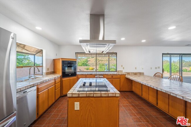 Building Photo - 44310 Vía Barranca