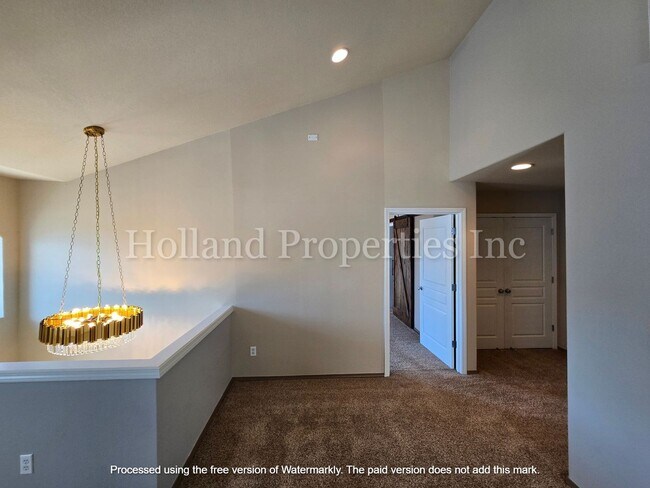 Building Photo - Modern Comfort Meets Prime Beaverton Living