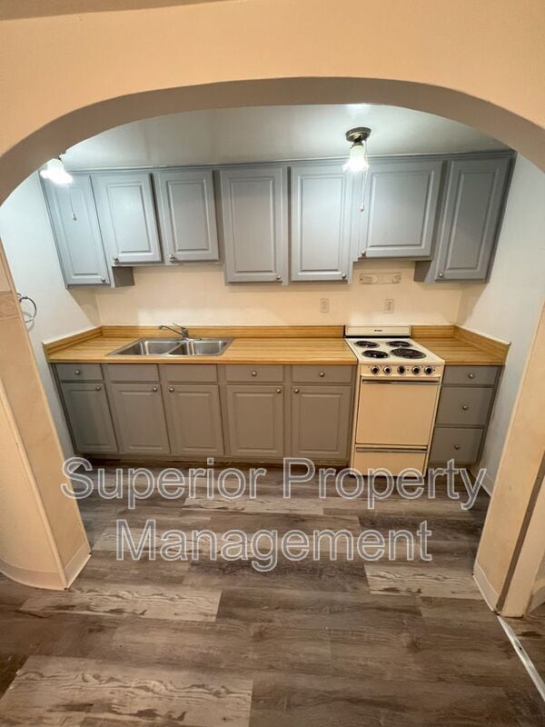 Building Photo - 222 Main St