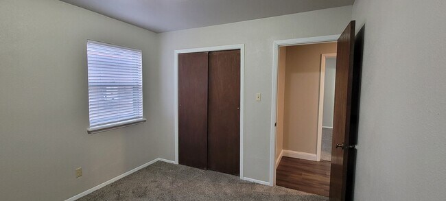 Building Photo - GREAT THREE BEDROOM 2 BATH HOME IN NORTH CLOVIS