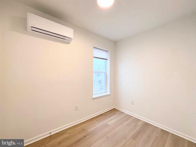 Building Photo - 319 E Lehigh Ave