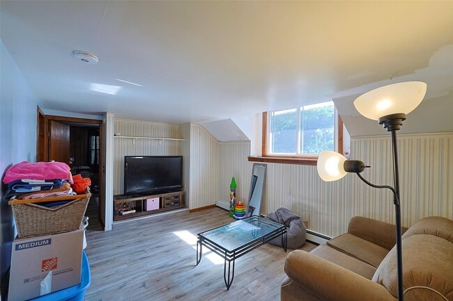 Building Photo - 18 Maples Ln