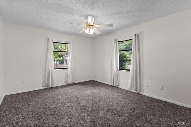 Building Photo - 83 Golfview Dr
