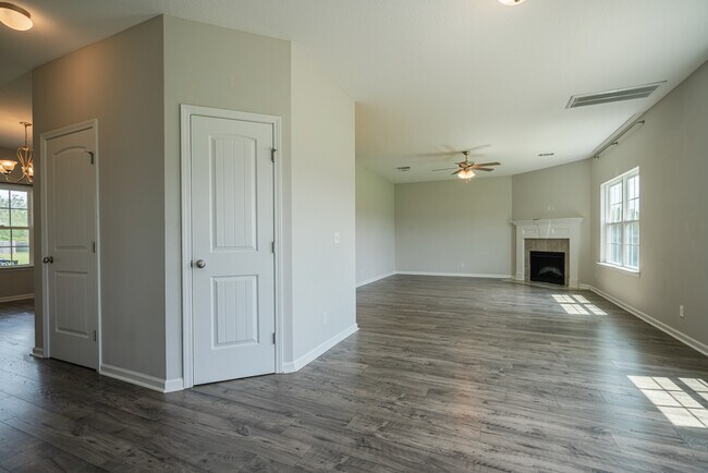 Building Photo - 418 Huntington Dr