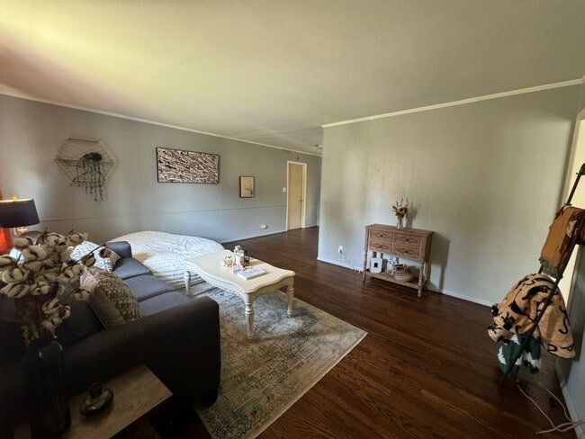 Living Room - 924 E 5th St