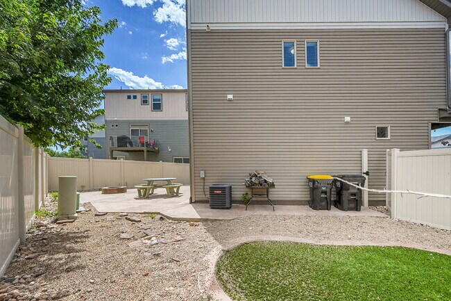 Building Photo - $2,550.00, 3 bed, 2.5 bath located in Colo...