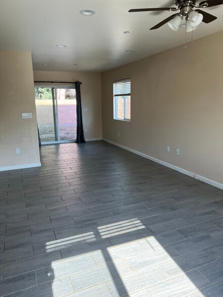 Building Photo - 10629 Lind Ave