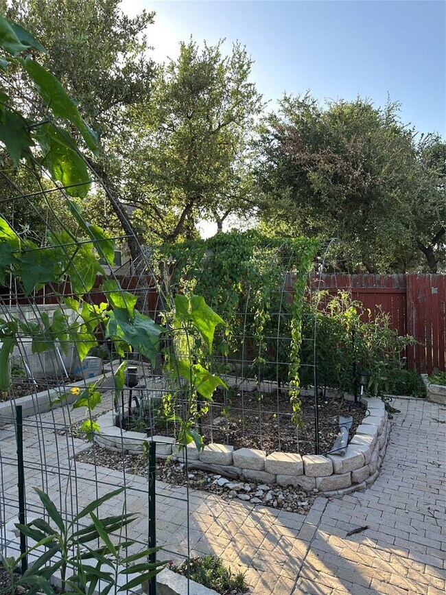 Building Photo - 520 Cameron Cove