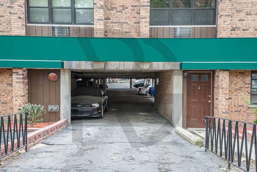 Building Photo - 665 W Wrightwood Ave