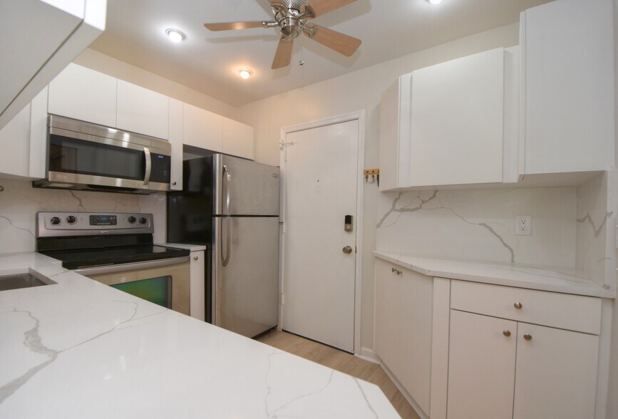 Building Photo - 2161 NE 68th St