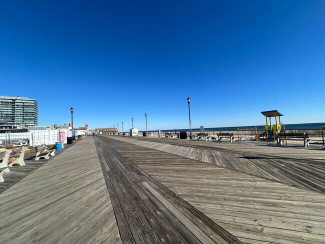 Building Photo - Gorgeous 3 bedroom 1 1/2 bathroom Single F...