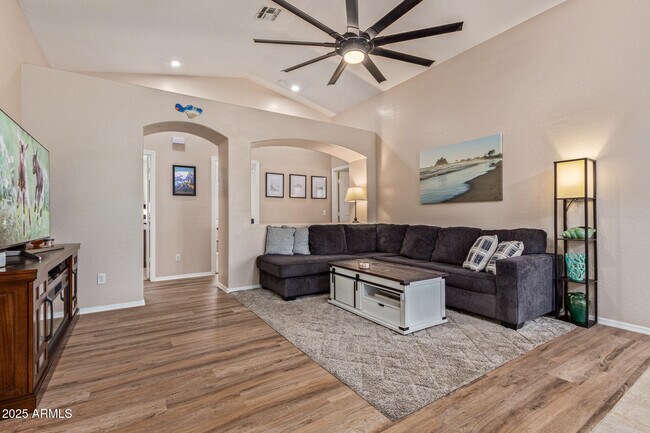 Building Photo - 543 S Wildrose