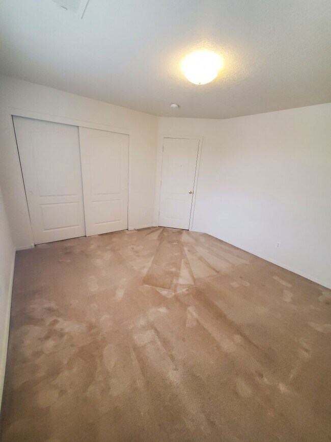 Building Photo - Stunning 2 story 2575 sq ft home- New Carpet