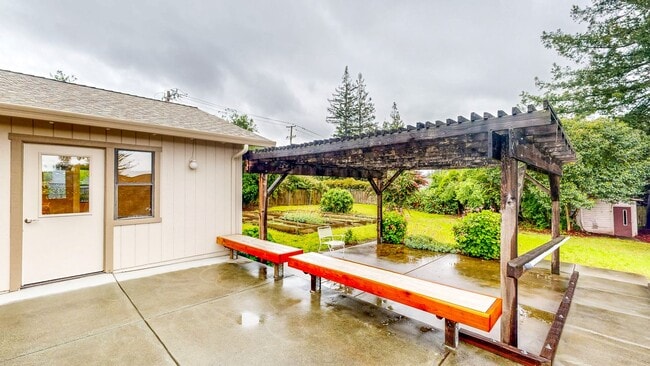 Building Photo - Bright and Beautiful 4 bedroom 2.5 Bath with large enclosed back yard and close proximity to Mari...