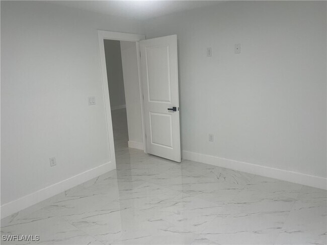 Building Photo - 2403 Dogwood Ave S