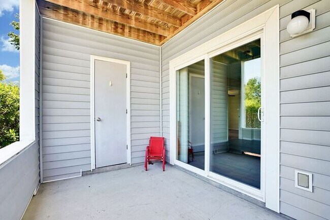 Building Photo - Furnished! Breezewood ground floor unit, Open floor plan, fire place, patio, large closets, wood ...