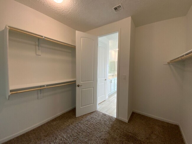 Building Photo - 5 Bedroom Luxury Home Available Near Louis...