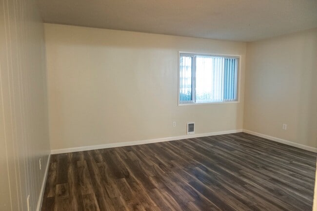 Building Photo - Spacious 2 Bedroom in Beloved Irvington Neighborhood!